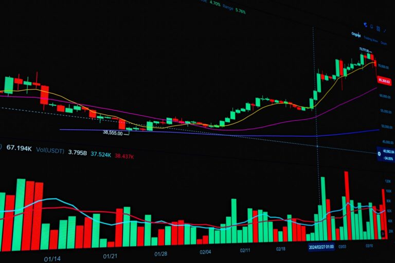 2026-10-08-cryptocurrency-market-faces-turbulence-amid-liqu-feat