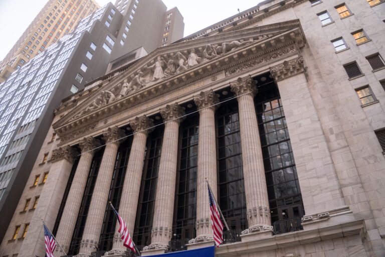 2026-10-09-wall-street-s-mixed-signals-bond-selloff-and-pro-feat