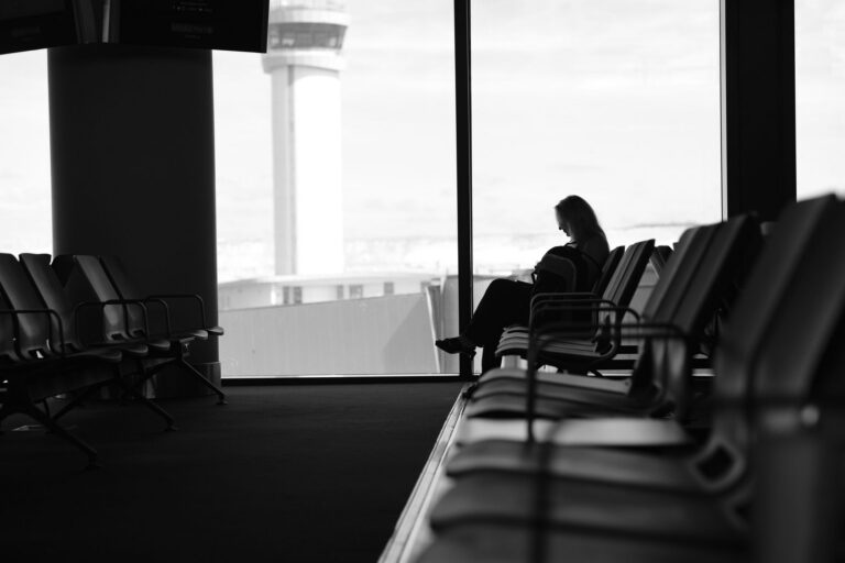 2026-10-13-air-travel-disruptions-american-airlines-resumes-feat